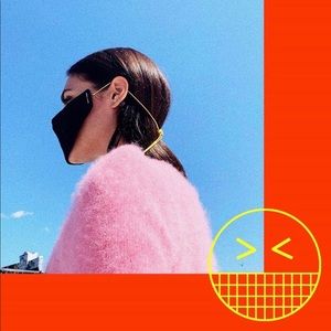 INTER—CHAIN—ABLE Slim black face mask